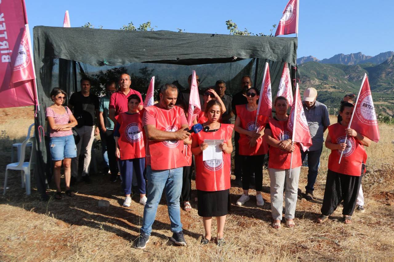 Direnen işçilerin pankartlarını çaldılar!