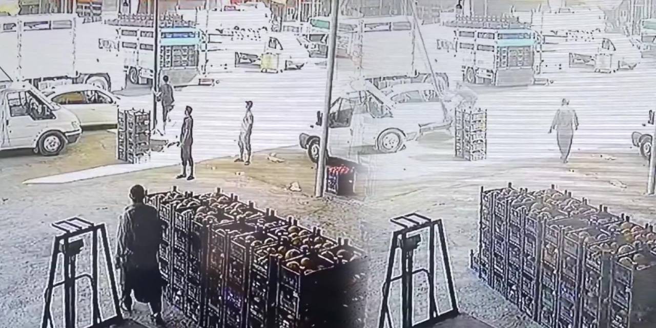 Uçan şemsiyeyi tutmak isterken canından oluyordu