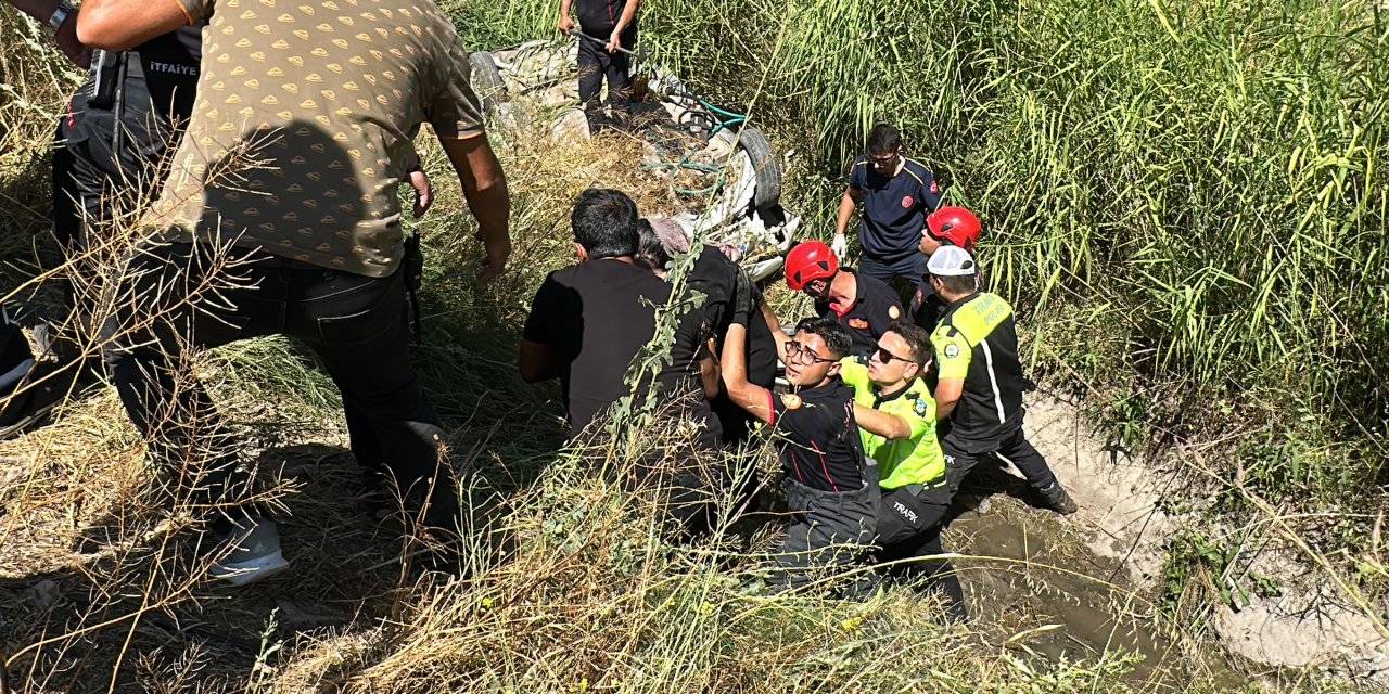 Fren yerine gaza basan anne kızıyla beraber kanala uçtu!