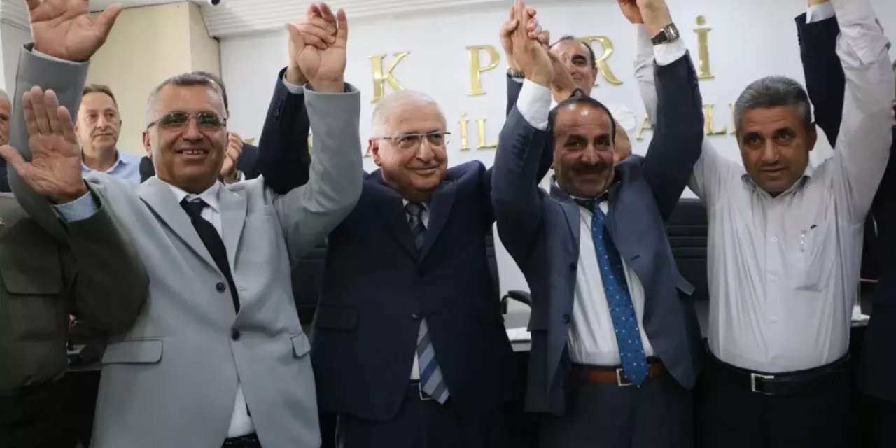 Göreviniz bu mu sayın Bakan? Milli Savunma Bakanı AKP'ye geçenlere rozet taktı