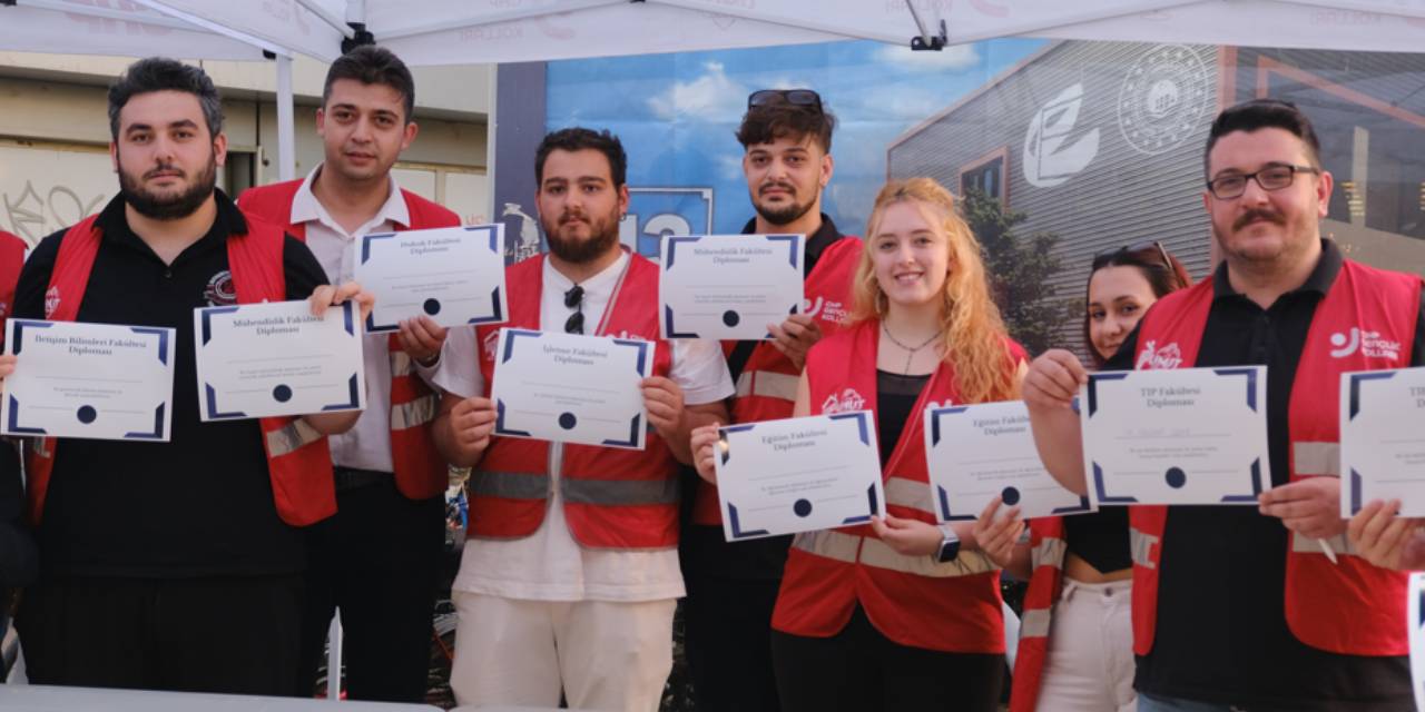 Sahte diploma skandalına en yaratıcı protesto gençlerden geldi!