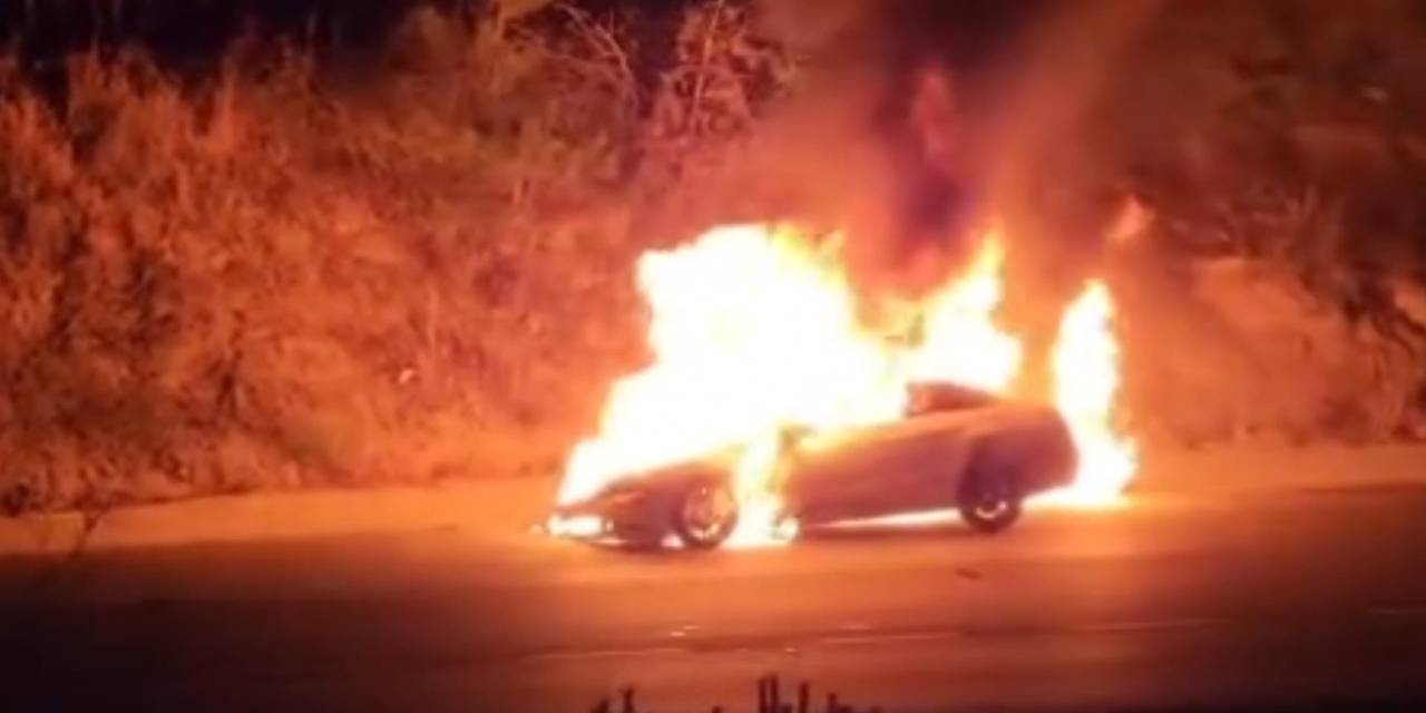 Gece yarısı korku dolu anlar: Otomobil alev topuna döndü