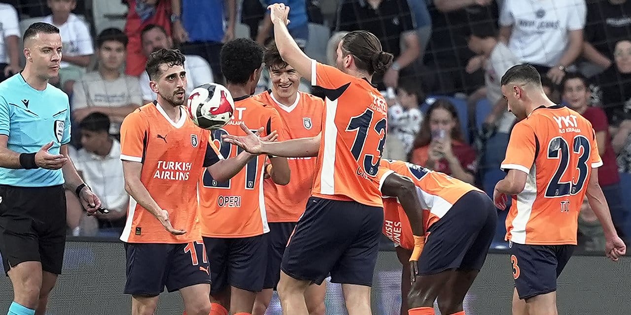 Başakşehir Avrupa'da tur atladı: Play-off'a kaldı
