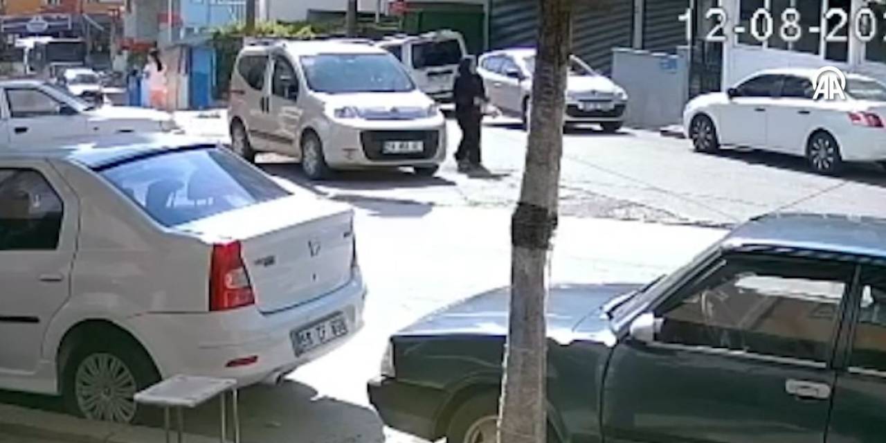 Yolda yürüyen kadının üzerine 6'ncı kattan halı düştü