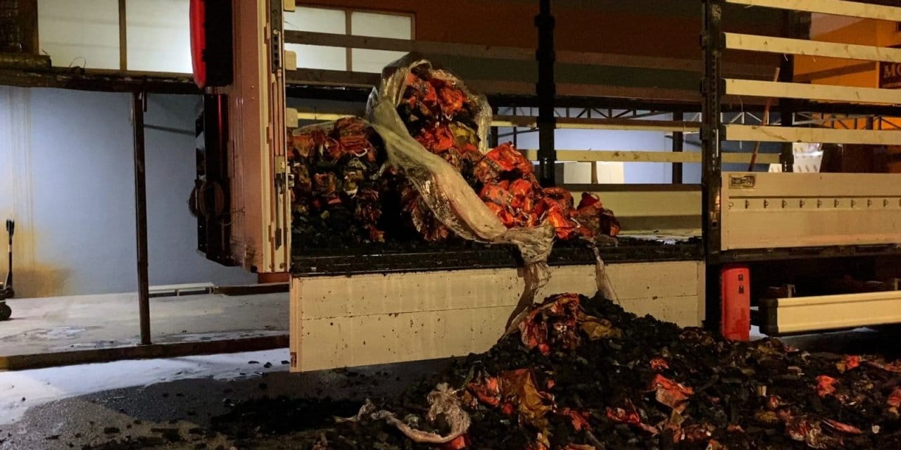İçi yandı: Mangal kömürü dolu TIR'da yangın çıktı