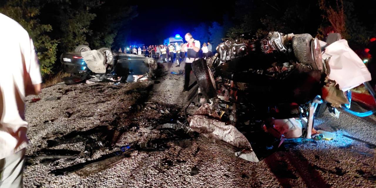 Çanakkale'de feci kaza! Paramparça olan araçlarda 6 kişi can verdi