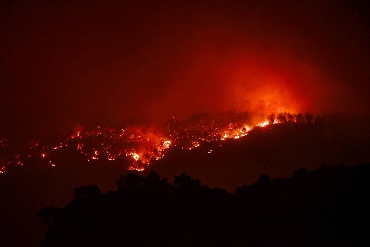 Hatay ve Mersin iki gündür yanıyor: Yüzlerce kişi tahliye edildi!