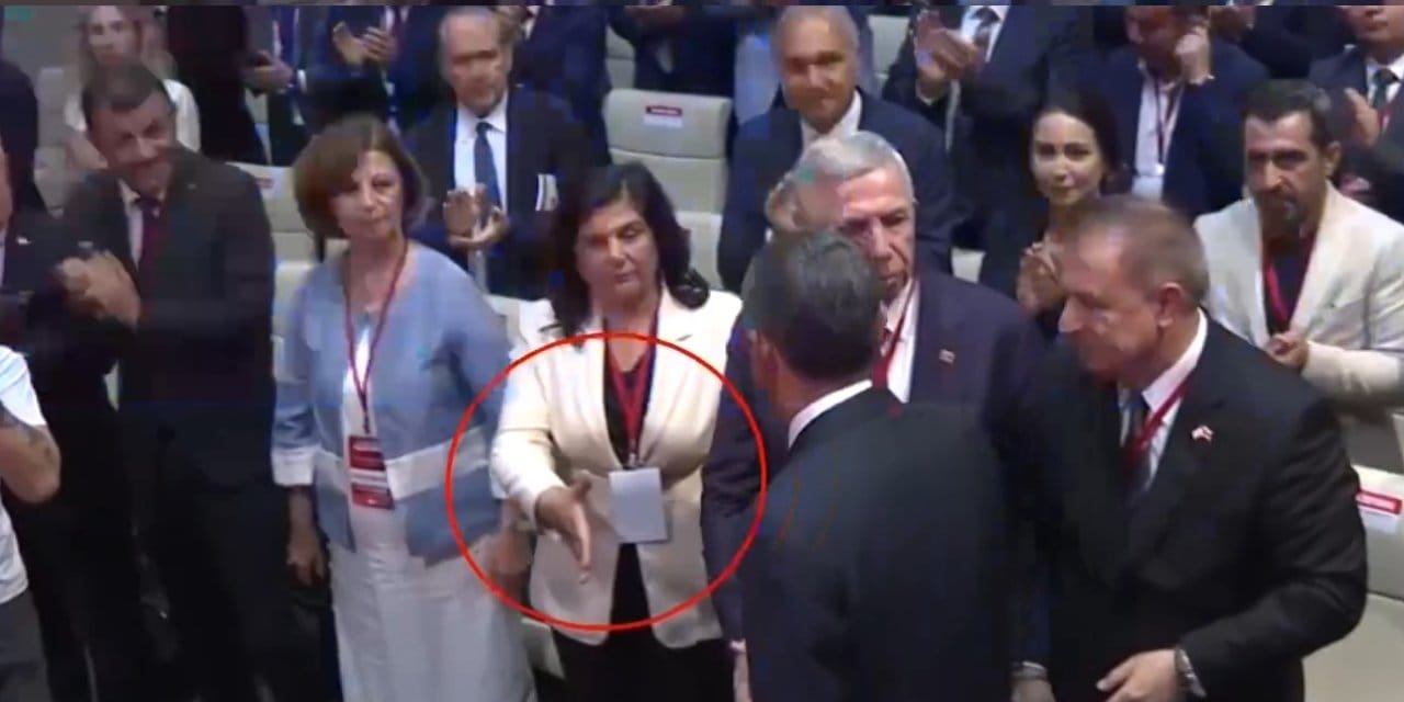 Çerçioğlu'nun eli böyle havada kalmış! AKP'ye topuklamadan 35 gün önce çekilen görüntü ortaya çıktı