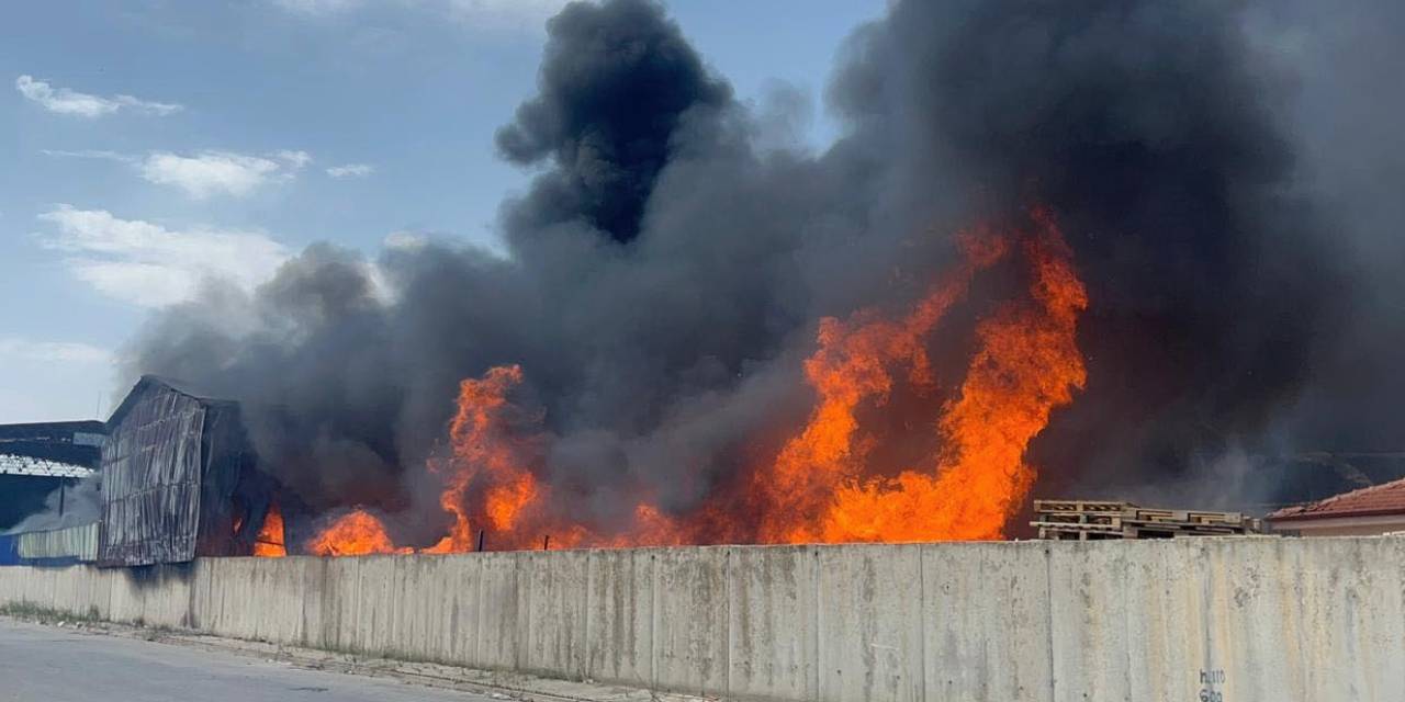 Son dakika! Fabrikada çıkan yangın 2 fabrikaya daha sıçradı!
