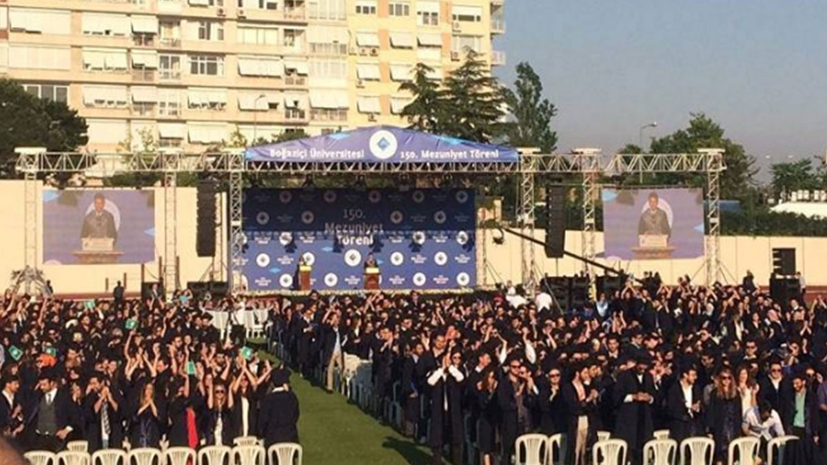 Boğaziçi Üniversitesi mezuniyet töreninde Erdoğan'ın atadığı rektöre protesto 