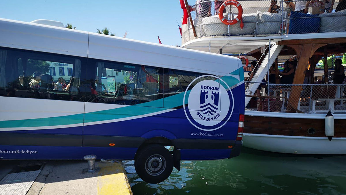 Geri hareket eden minibüs tekneye çarpıp askıda kaldı