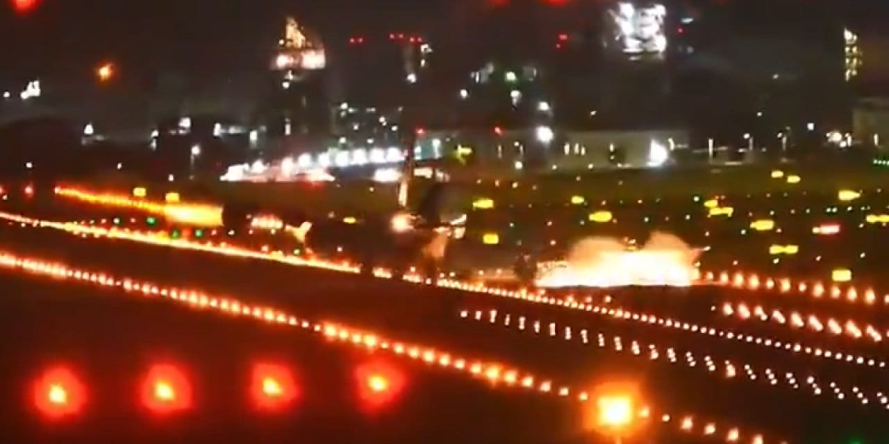 Şiddetli rüzgarın uçağı yan yatırdığı anlar kamerada