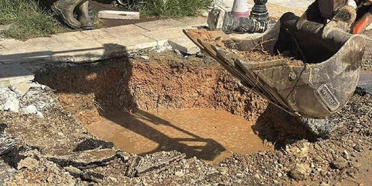 İsale hattı patladı: Sular denizin rengini kahverengiye çevirdi