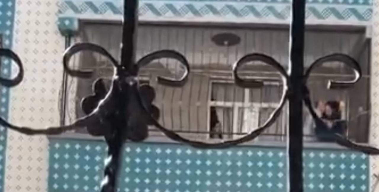 Kadın balkonda tekme-tokat dövüldü: Komşuları o anları kaydetti