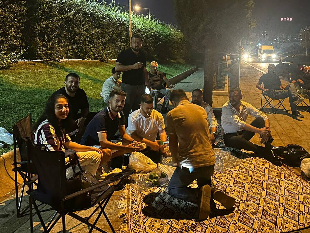 AKP'ye geçen Şehitkamil Belediye Başkanı böyle protesto edildi: Belediye önünde oturma eylemi