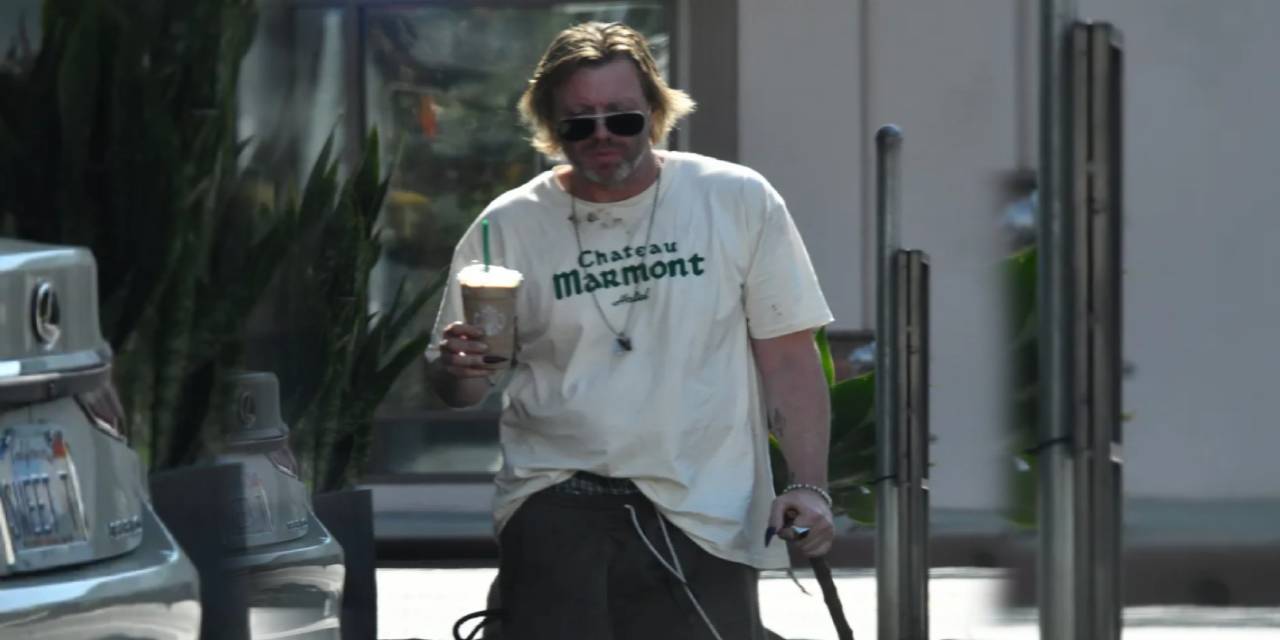 Uyuşturucudan hastaneye kaldırılmıştı: Ünlü şarkıcının oğlu bastonla ayakta duruyor