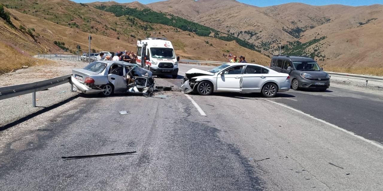 Erzincan'da feci kaza! 3 kişi öldü, 6 yaralı