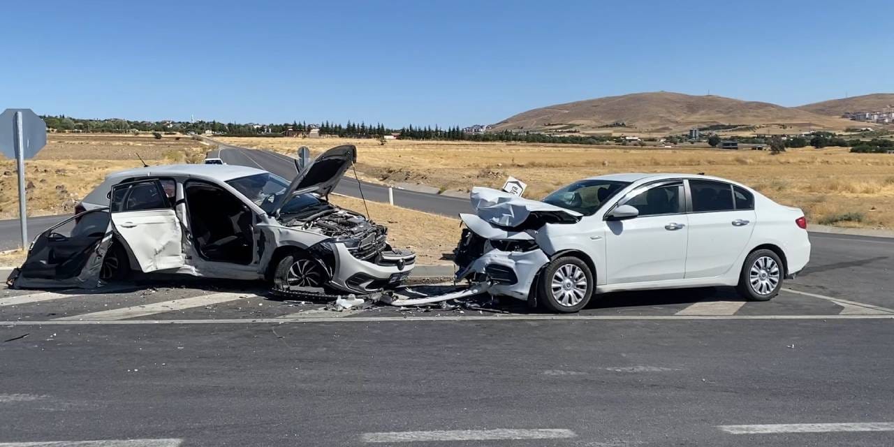 Elazığ’da otomobiller kafa kafaya çarpıştı: 2'si ağır 8 yaralı