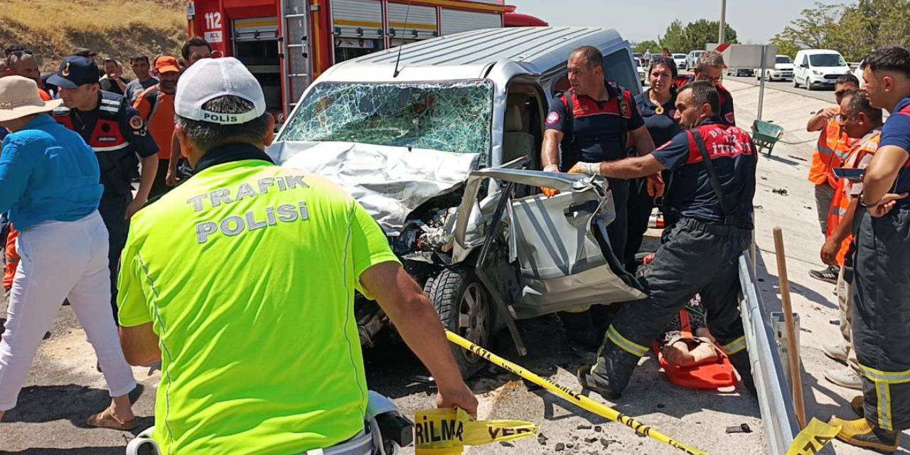 Tek şeride düşen yolda araçlar birbirine girdi: 3 ölü