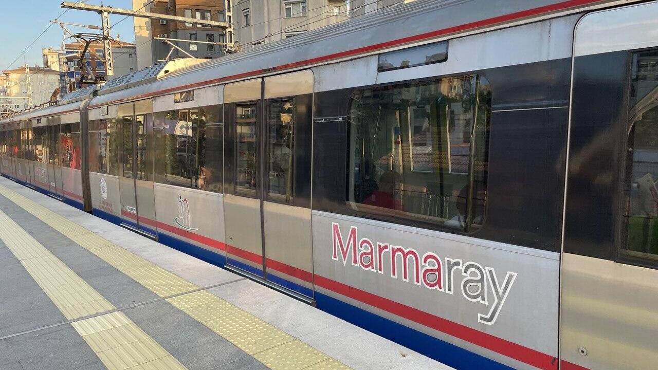 İstanbul'da fırtına! Marmaray hattına ağaç devrildi