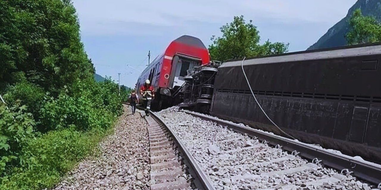 Danimarka'da tren raydan çıktı: Ölü ve yaralılar var