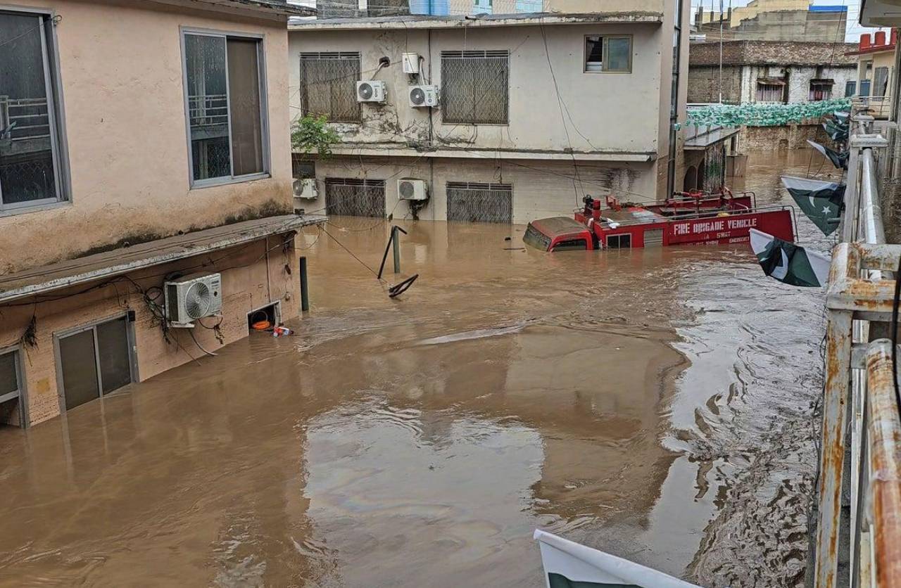 Pakistan'da sel felaket getirdi: 330 ölü