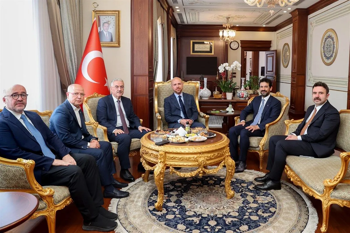 Bursa'da ormanlar yanarken Vali koltuğuna Bilal Erdoğan oturmuş!