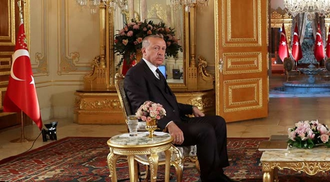 AKP'li isimden şatafatlı dekor ve taht koltuk uyarısı! "Cumhurbaşkanımız dekor değil"