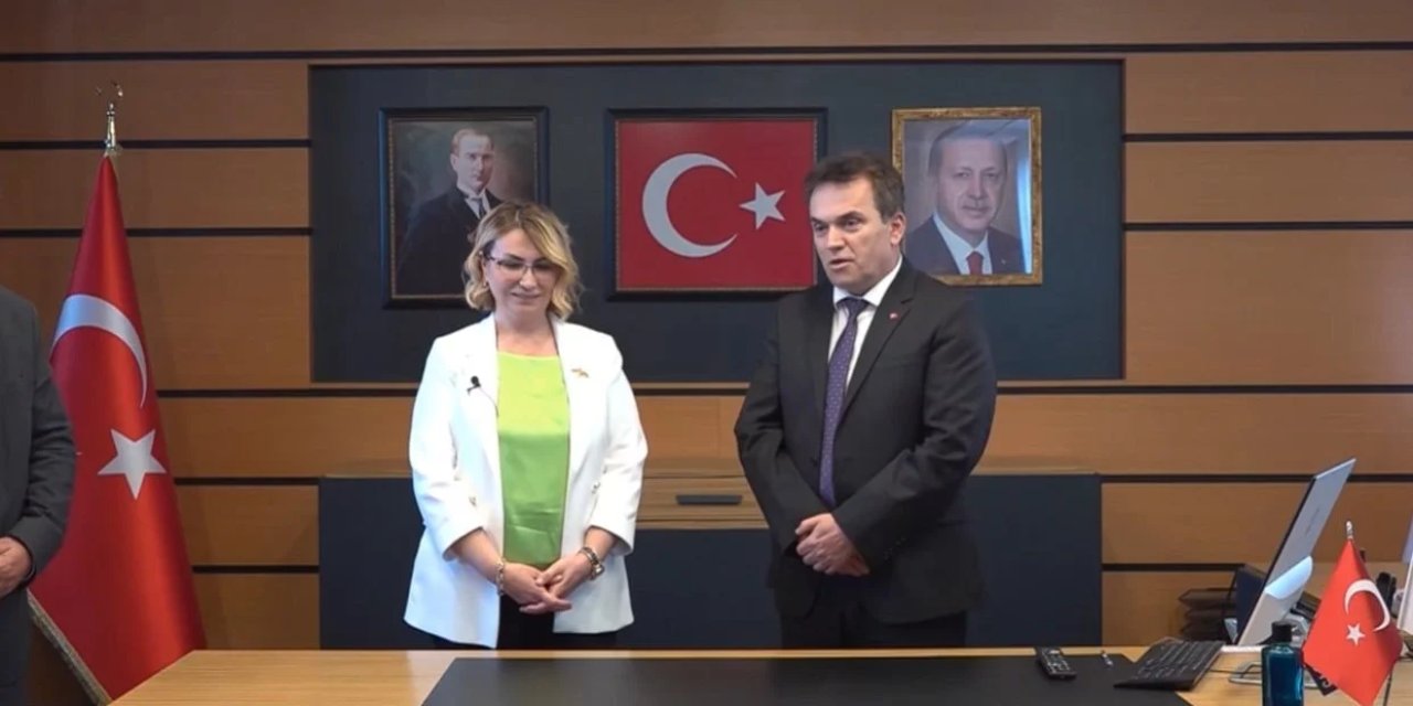 CHP'den AKP'ye geçen belediye başkanı ilk iş Erdoğan portresi astı