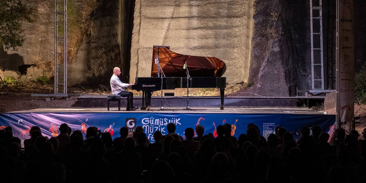 2 bin 500 yıllık taş ocağında konser verdi: Macar piyanist Bodrum'u büyüledi!