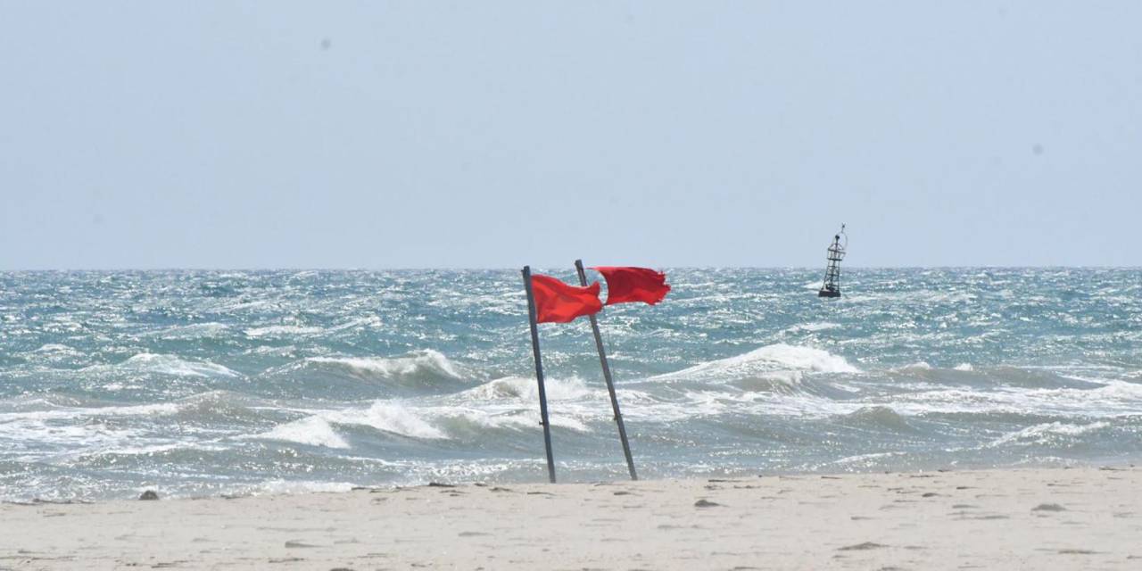 Fırtına kenti ablukaya aldı! Denize girmek yasaklandı eğitim uçuşları iptal
