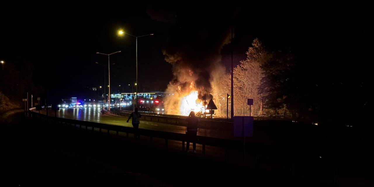 Ateş topuna dönen TIR  8 kilometre boyunca yoluna devam etti!