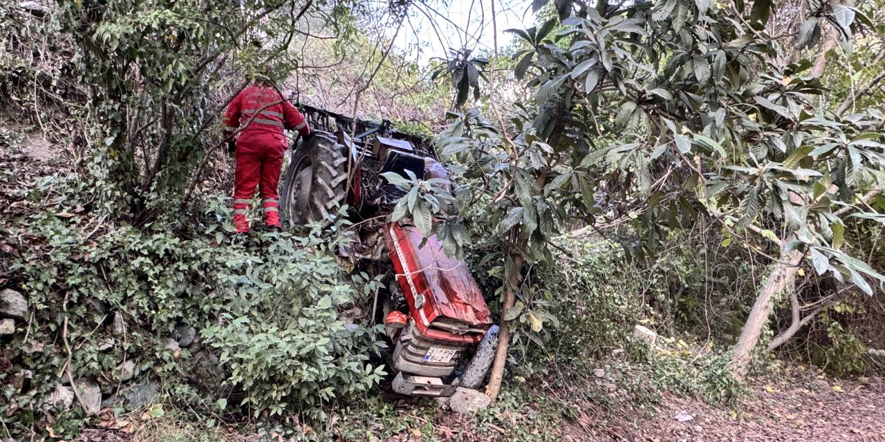 Devrilen traktörün sürücüsü ağır yaralandı