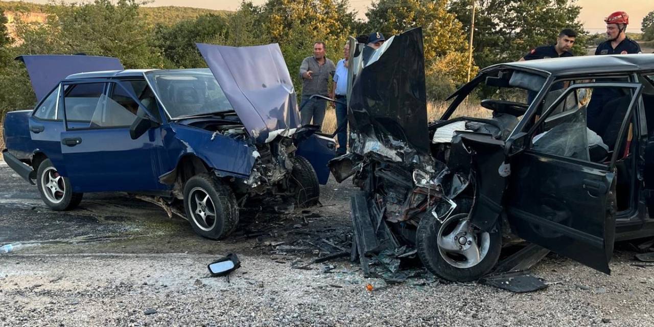 İki otomobil kafa kafaya çarpıştı: Ölü ve yaralılar var