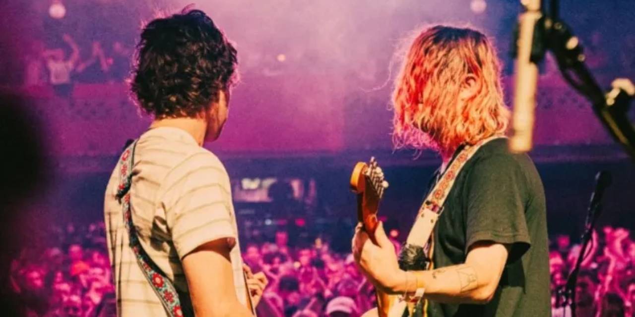 Sahnede yere yığıldı! Konserler iptal edildi