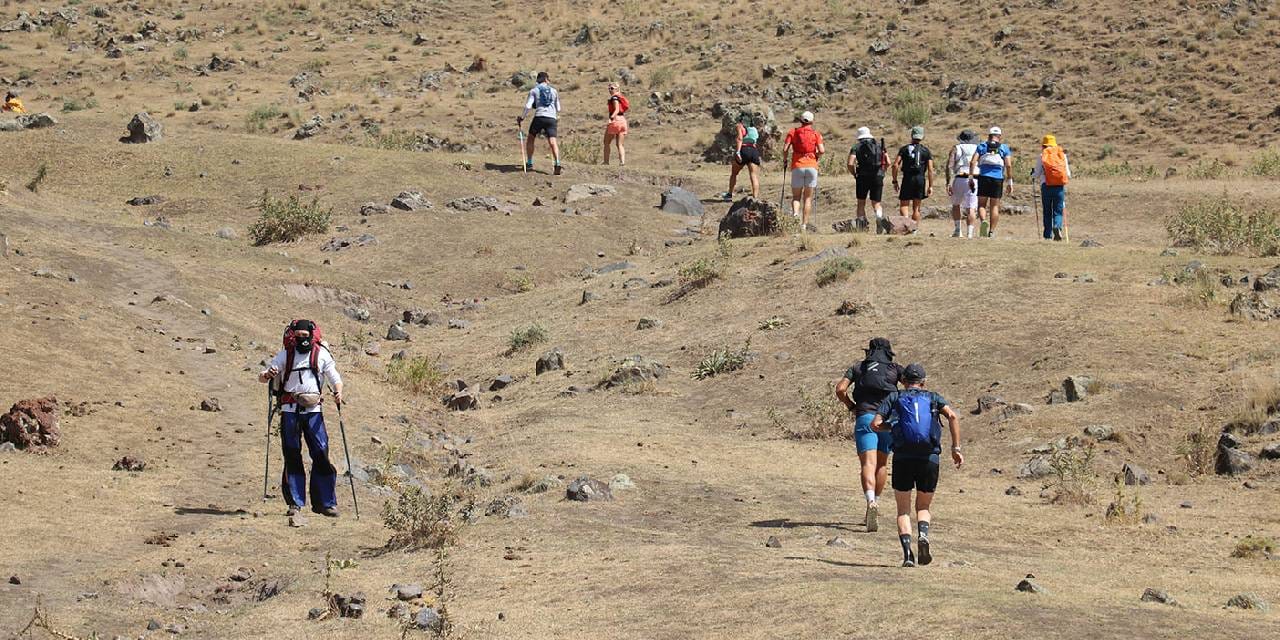 Ağrı Dağı zirvesine koşarak çıktılar