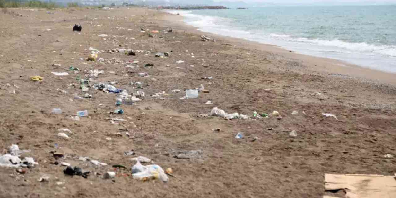 Barakalar gitti, kirlilik kaldı: Sahil çöplüğe döndü