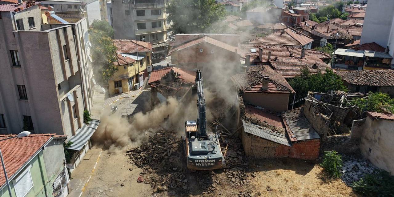 Balıkesir’de 6.1’lik depremin ardından yıkım çalışmaları devam ediyor