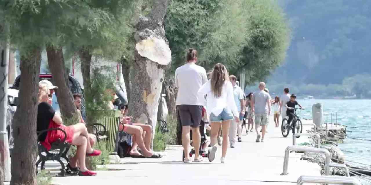 Serin havanın tadını çıkardılar, sahillere akın ettiler