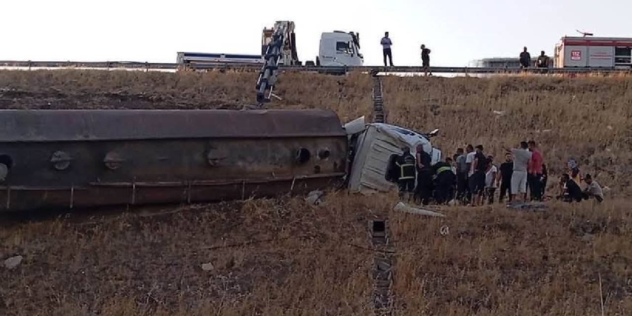 Tanker şarampole devrildi: Şoför hastaneye kaldırıldı