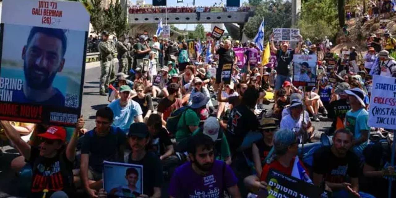 İsrailli rehine ailelerinden Tel Aviv’de protesto