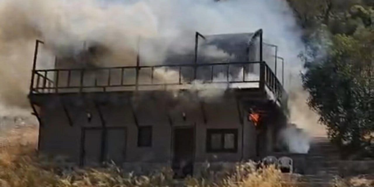 Ev yangını ormana sıçramadan söndürüldü