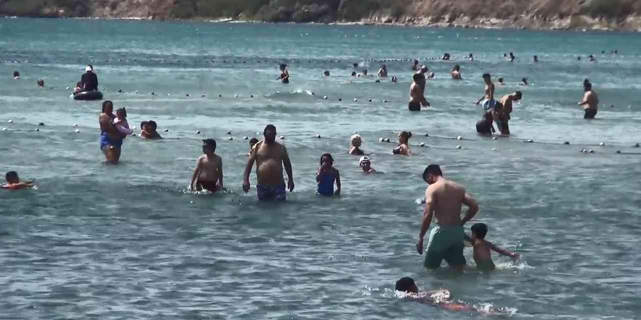 Yasağa aldırış etmeden denize girdiler