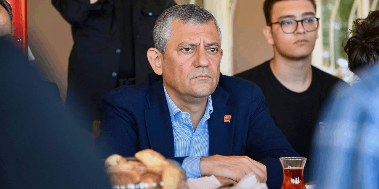 Özgür Özel'den annesini kaybeden arkadaşına taziye ziyareti