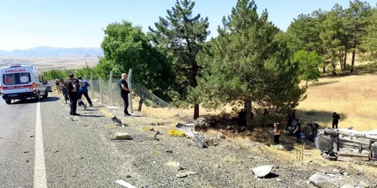 Elazığ’da hafif ticari araç şarampole devrildi: 3 kişi yaralandı