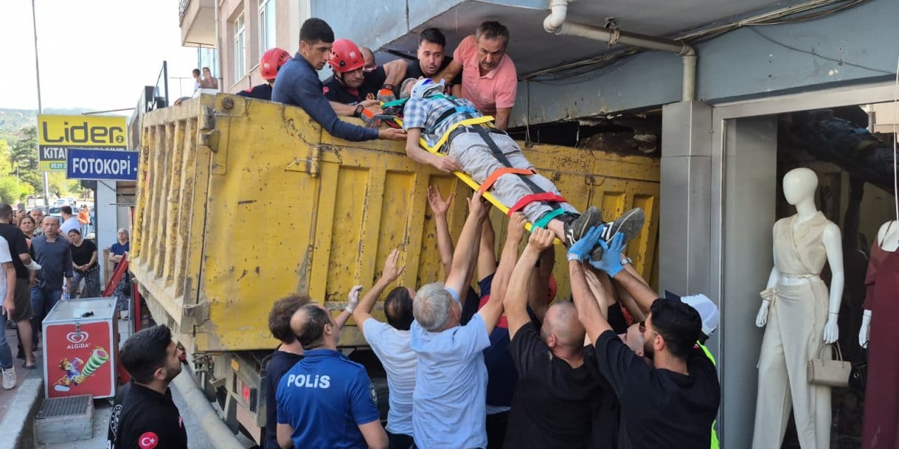 Freni boşalan kamyon araçlara çarparak mağazaya daldı