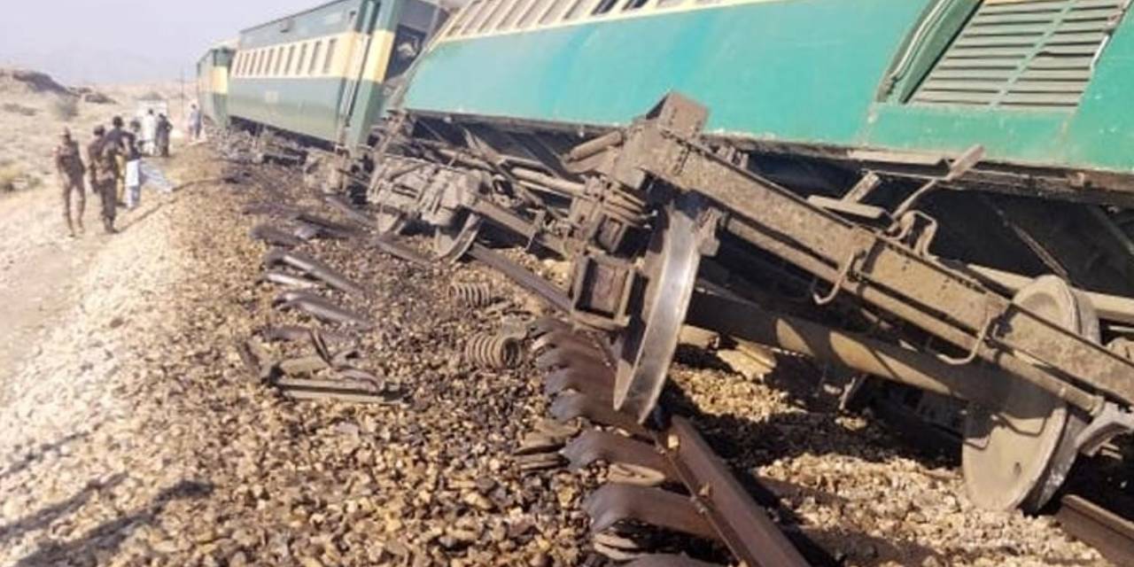 Yolcu treni raydan çıktı: 1 ölü, 33 yaralı