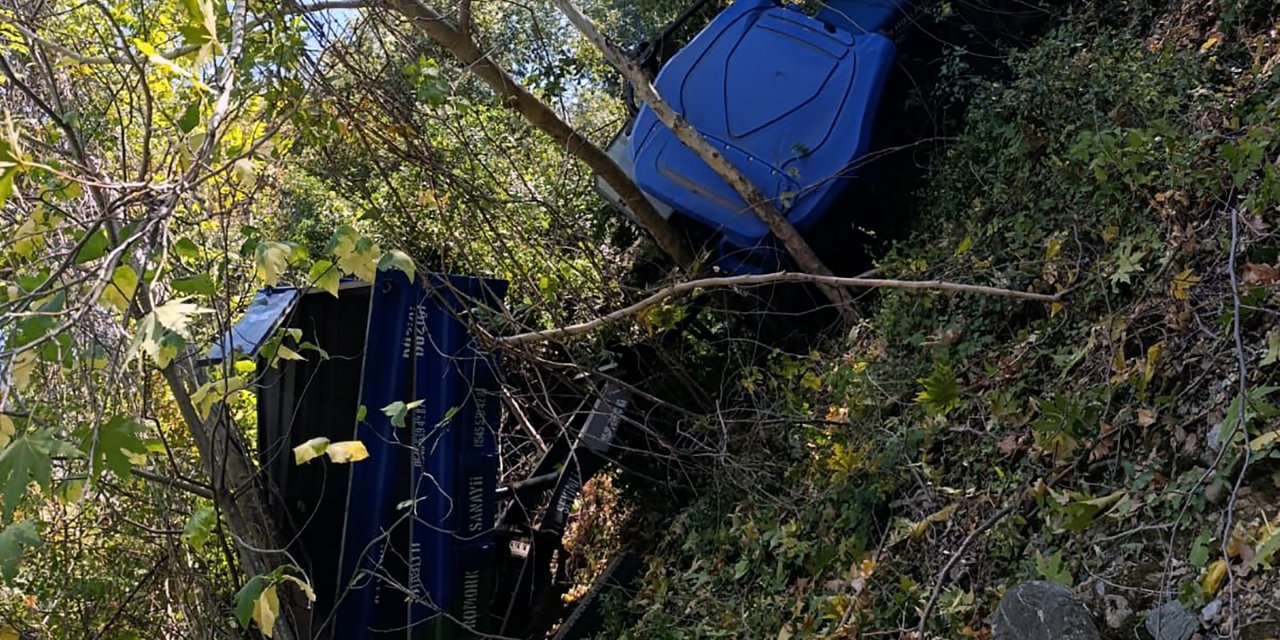 Traktör römorkuyla yamaca devrildi: 2’si çocuk, 5 kişi yaralandı