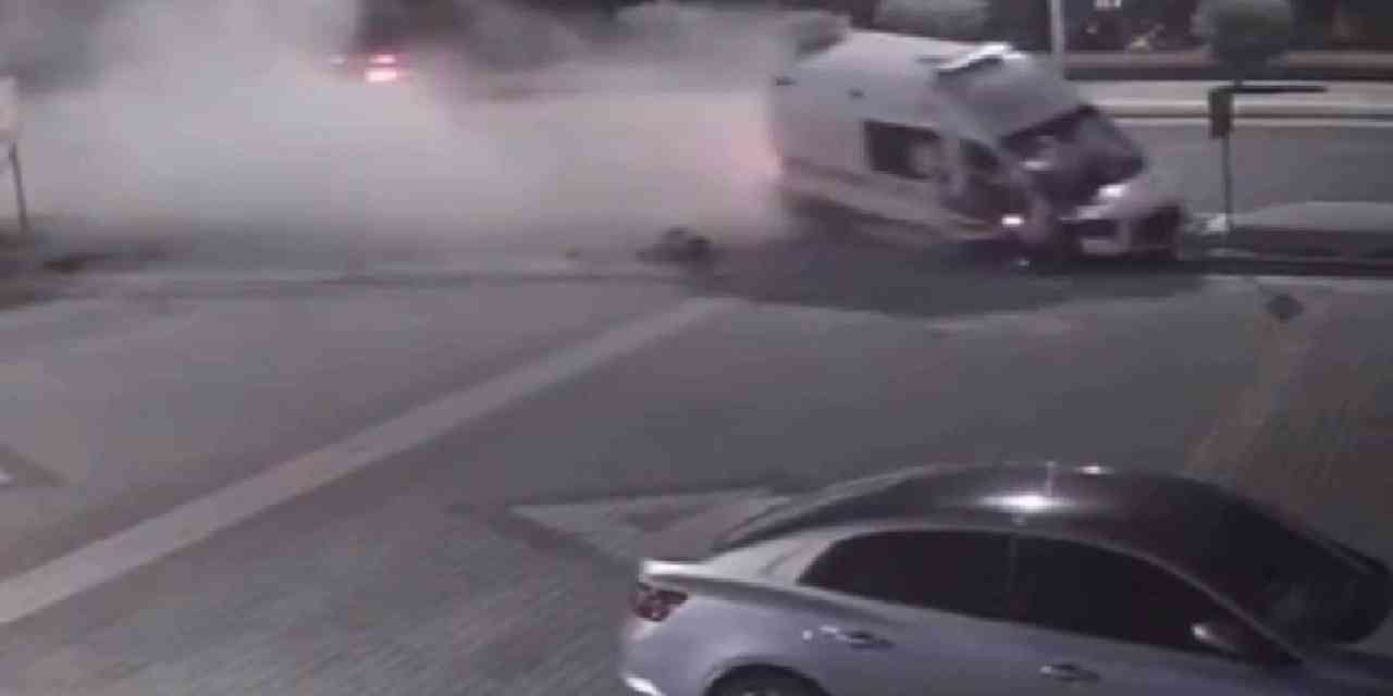 Ambulans kaldırıma çarptı! 3 sağlık çalışanı yaralandı: İşte o anlar