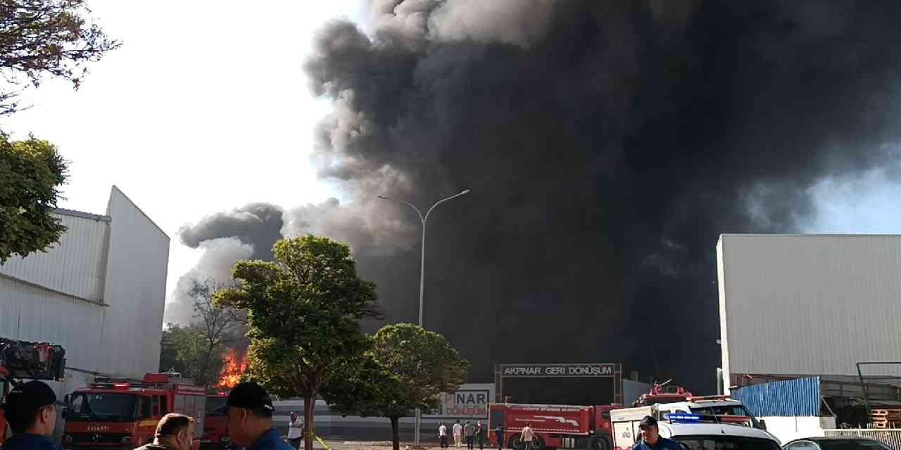Antep'te geri dönüşüm fabrikasında yangın